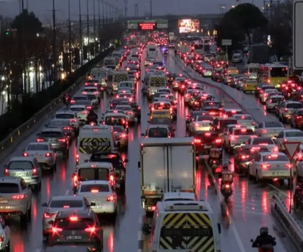 Trafik yoğunluğu yüzde 80'e ulaştı... İstanbullu'nun pazartesiyle imtihanı