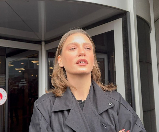 Serenay Sarıkaya, Ayşe Barım hakkındaki soruşturma kapsamında tanık sıfatıyla ifade vermek için adliyeye geldi