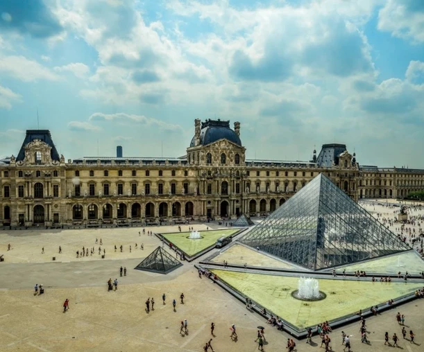 Paris'in ünlü Louvre Müzesi hasarlar nedeniyle zor durumda