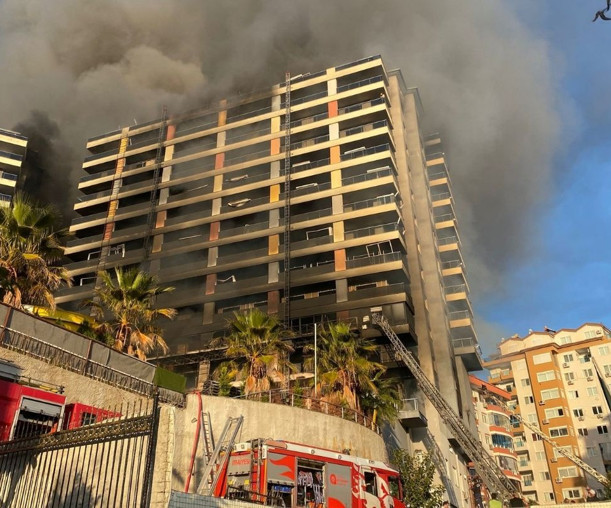 Antalya'da 9 katlı otel inşaatında yangın çıktı