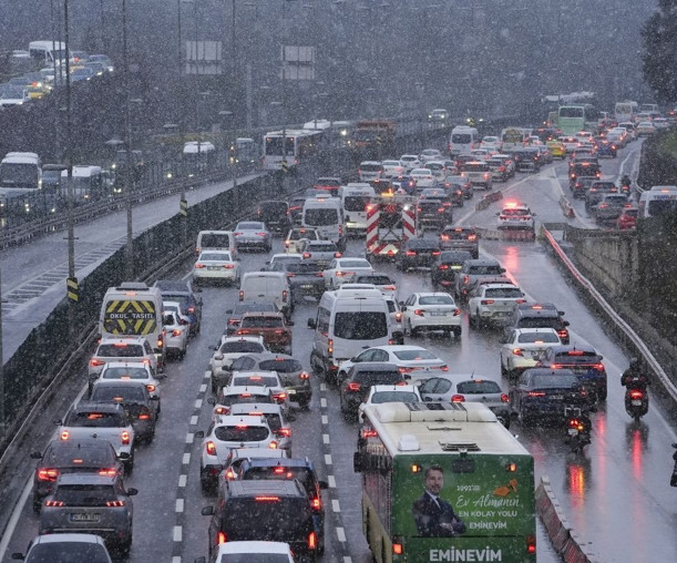 İstanbul'da kar yağışı etkisini sürdürüyor, trafik yoğunluğu yüzde 80'e çıktı