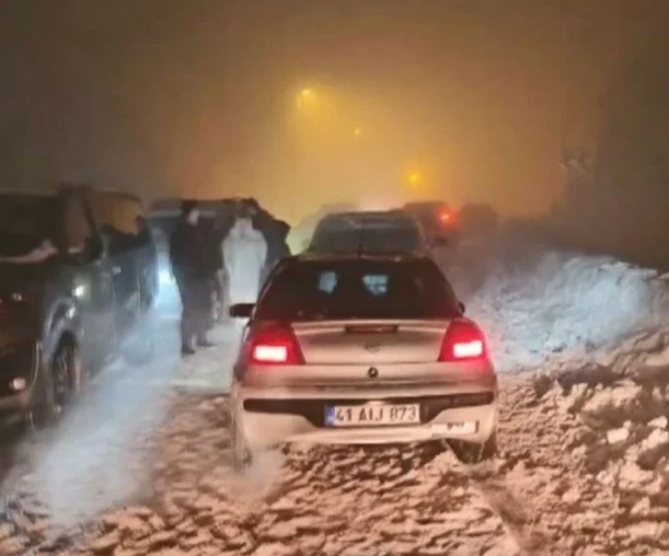 Kartepe'de yüzlerce araç mahsur kaldı