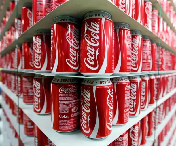 Coca-Cola, Trump'ın gümrük vergileri karşısında plastik şişelere geri dönüyor