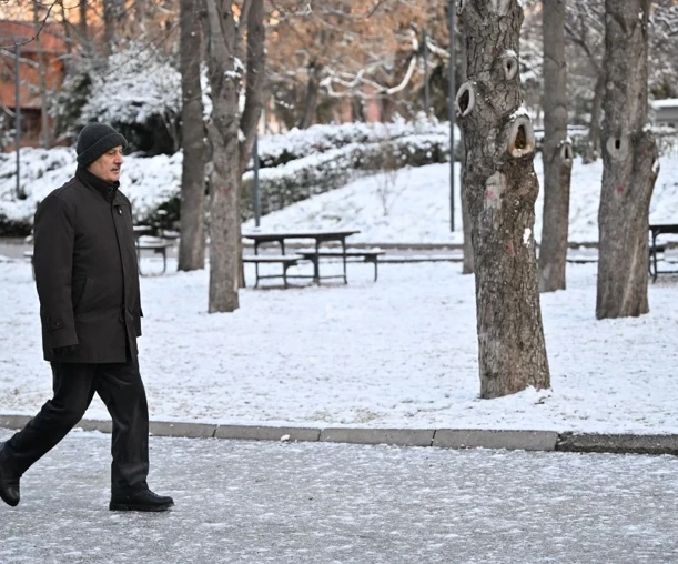 Ankara’da kar yağışı ve buzlanma trafiği aksattı, günlük hayatı olumsuz etkiledi