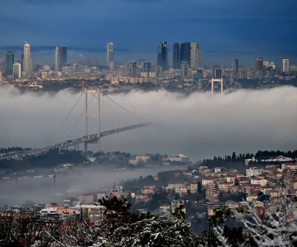 İstanbul'da gemi trafiği sis nedeniyle çift yönlü olarak askıya alındı