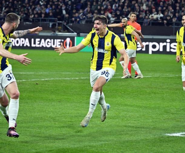 Tribündeki olaylar ve ırkçı tezahürat nedeniyle bir süre duran maçta Anderlecht'le berabere kalan Fenerbahçe, Avrupa Ligi'nde son 16'da