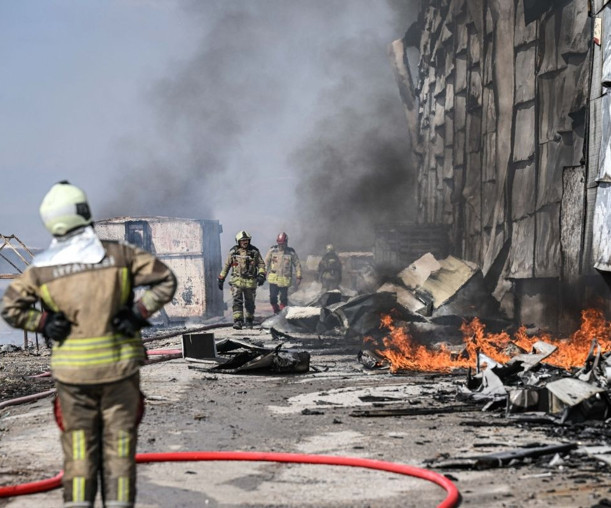 Ankara'da bir yatak fabrikasında yangın çıktı, ekipler müdahale ediyor