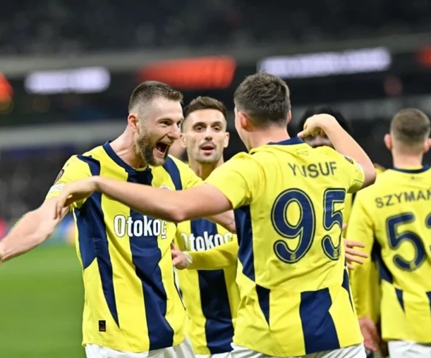 Fenerbahçe, Antalyaspor'u 3-0 mağlup etti, Galatasaray ile puan farkını 4'e düşürdü