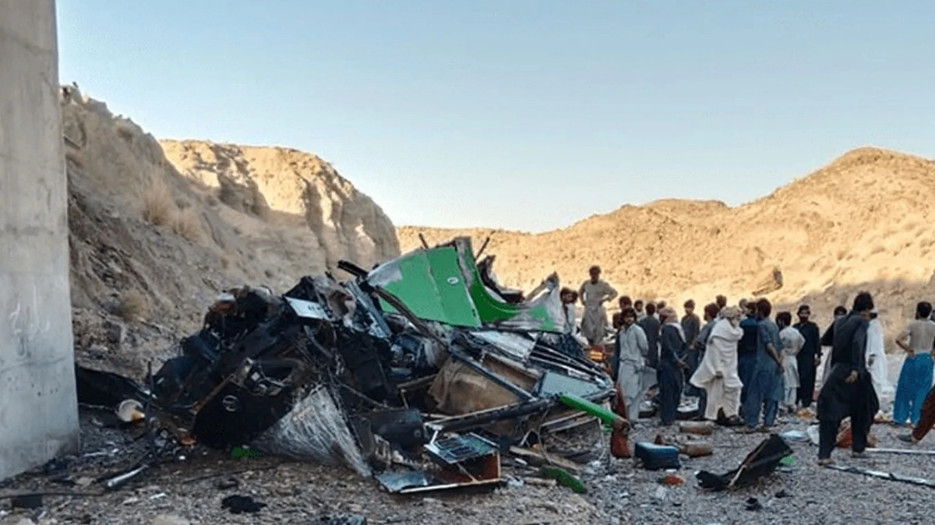 Pakistan'da yolcu otobüsü vadiye düştü: En az 28 ölü