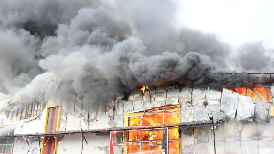 Zincir market deposu alev alev yandı