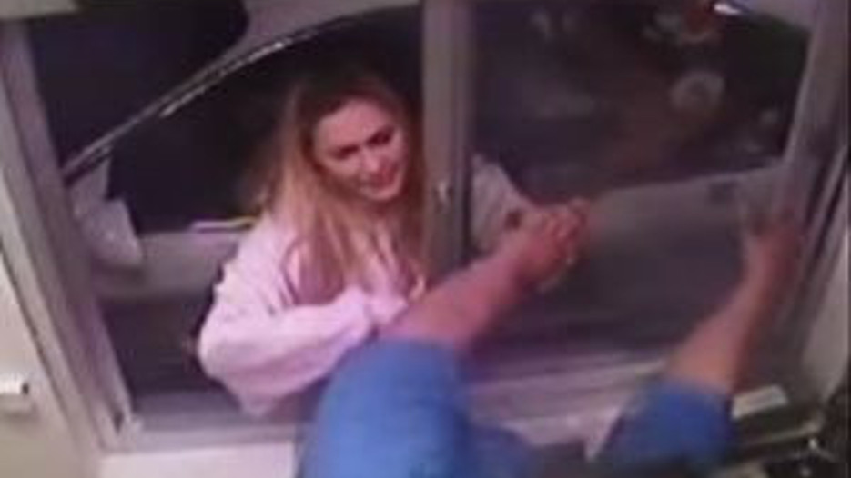 Amerika'da kızgın bir kadın kızartılmış tavuk verilmeyince arabasından inerek kasiyeri dövdü.
