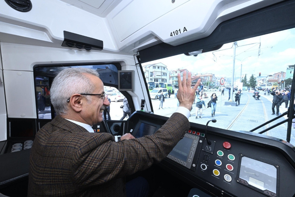 Bakan Uraloğlu, Şehir Hastanesi’ne ulaşımı 15 dakikaya düşürecek olan Kocaeli Şehir Hastanesi Tramvay Hattı’nın açılışını gerçekleştirdi