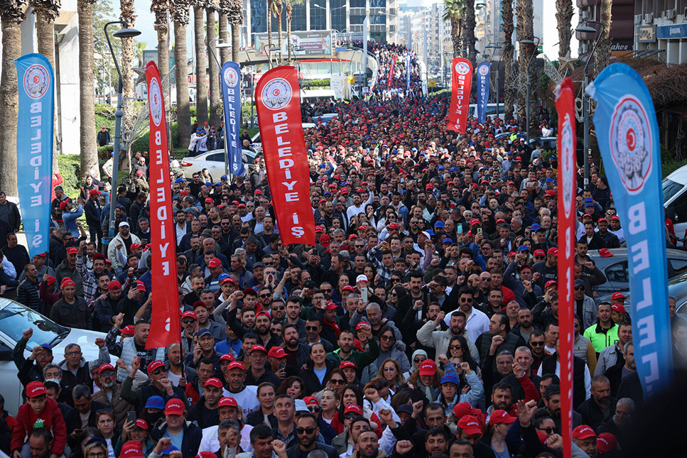 İzmir'de Büyükşehir Belediyesi işçileri eylem yaptı