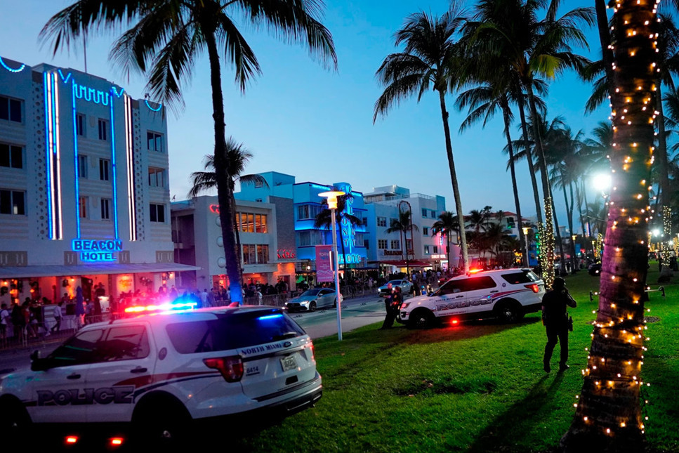 Polis, Miami Beach'i gençlere kapattı