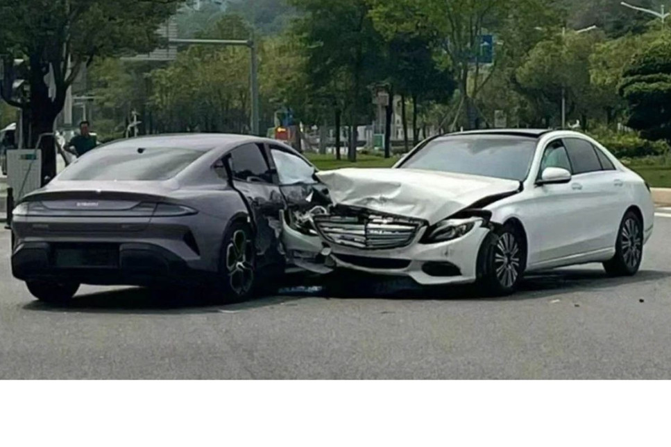 Xiaomi SU7 ilk kazasında Mercedes'le çarpıştı