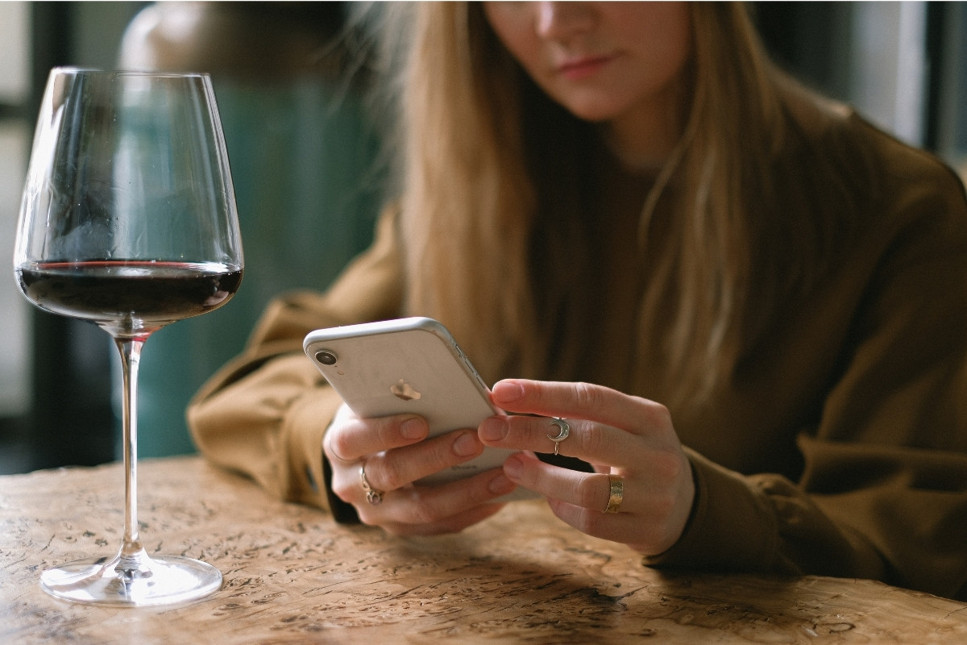 İtalya'da bir restoran, telefonunu teslim eden müşterilere ücretsiz şarap ikram ediyor