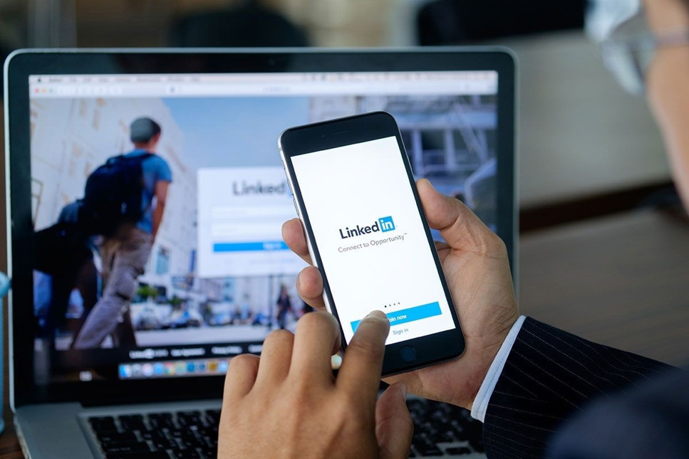 LinkedIn gelirlerini artırmanın yolunu test ediyor