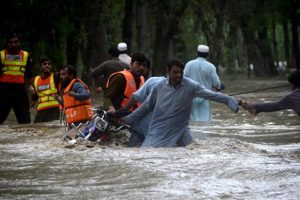Pakistan'da şiddetli yağışlar nedeniyle ölenlerin sayısı 98'e yükseldi