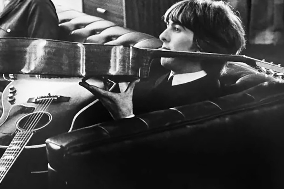 John Lennon'un 50 yıldır kayıp olan gitarı açık artırmada