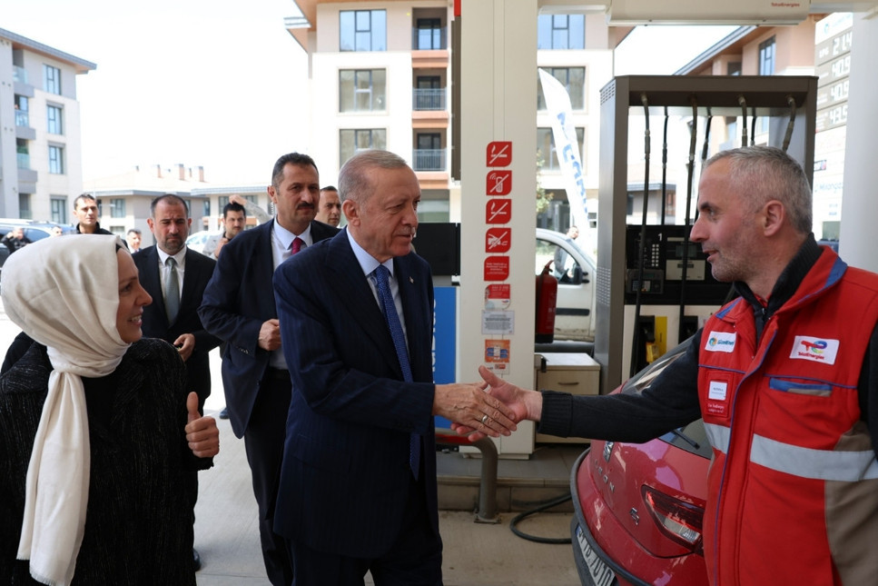 Cumhurbaşkanı Erdoğan, akaryakıt istasyonu çalışanlarını ziyaret etti