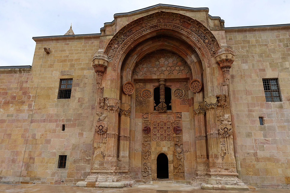 Eşsiz taç kapılarıyla göz kamaştıran, UNESCO Dünya Kültür Mirası Listesi'nde yer alan eserin açılışı 6 Mayıs'ta yapılacak