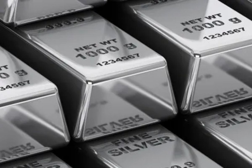 Gümüş 2013'ten bu yana ilk kez 30 doları aşarak rekor kırdı.