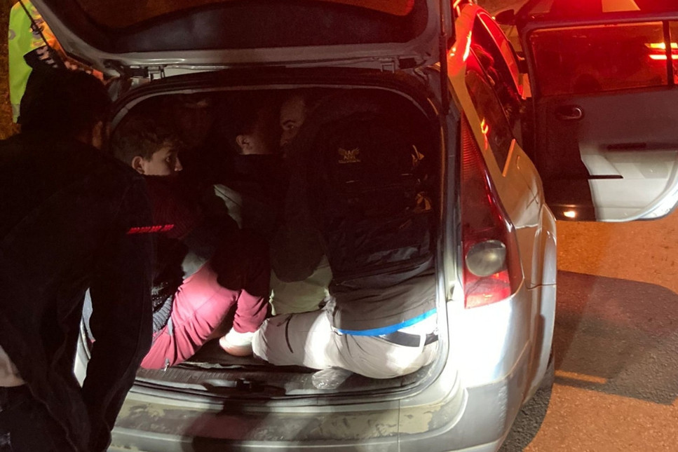 Polis aracına çarpan otomobilde 14 göçmen yakalandı