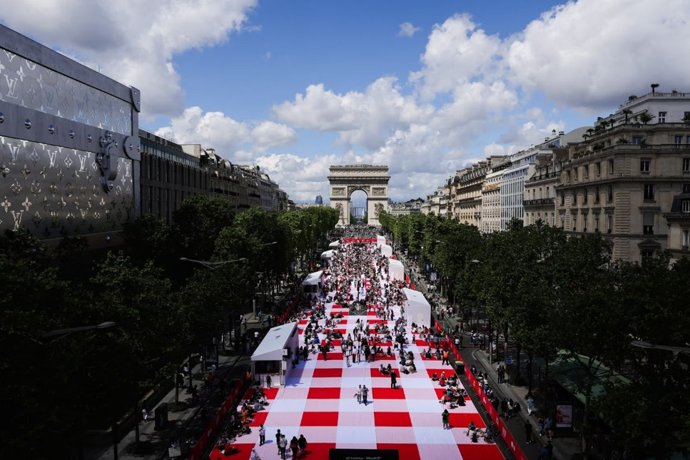 Şanzelize'de binlerce Parisli piknik yaptı