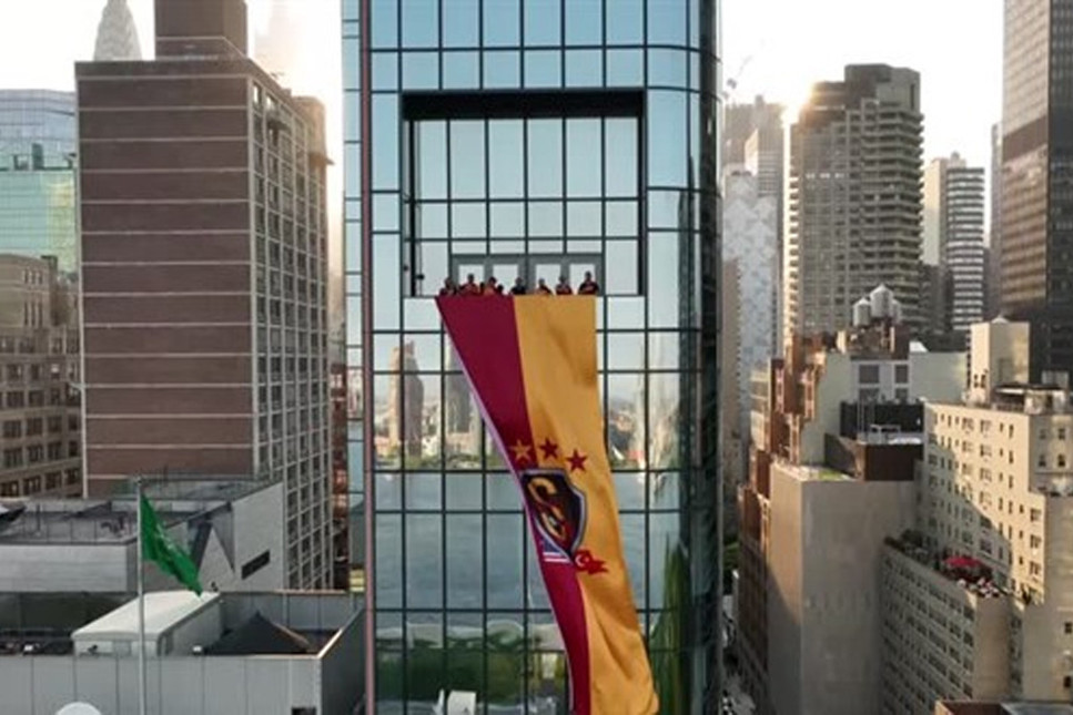 Newyork’ta Türkevi’ne Galatasaray bayrağı asıldı