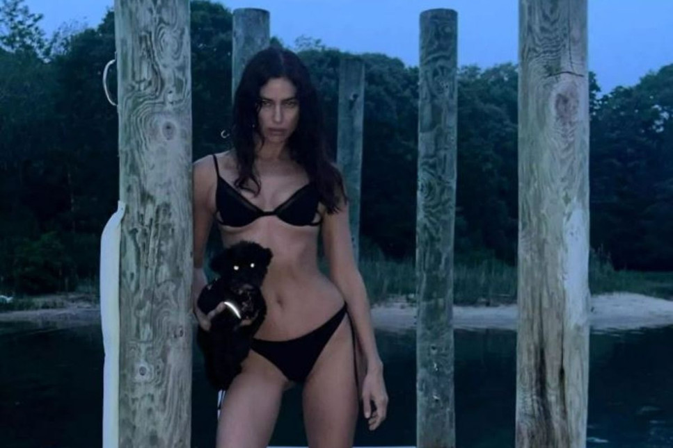 Irina Shayk'tan siyah bikinili iskele pozu
