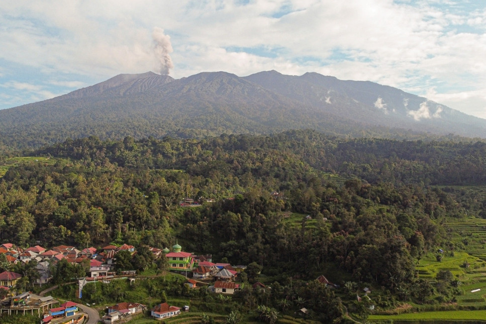 Endonezya'daki Marapi Yanardağı kül püskürttü