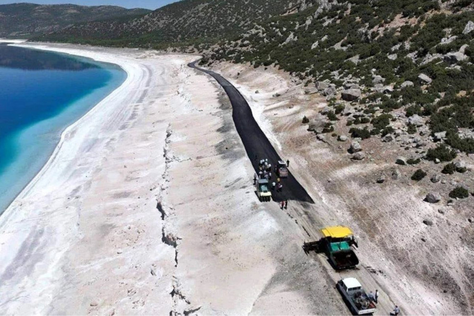 Salda Gölü'nün kenarına asfalt yol tepki çekti