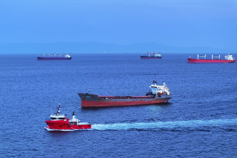 Yeşilköy'de karaya oturan kuru yük gemisi için kurtarma çalışmaları başlatıldı