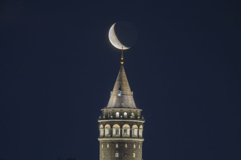Gökte ay hilal İstanbul'da bir başka güzel
