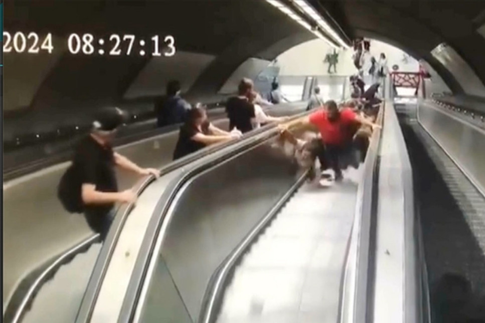 İzmir Metrosu'nda 11 kişinin yaralandığı yürüyen merdiven kazası kamerada