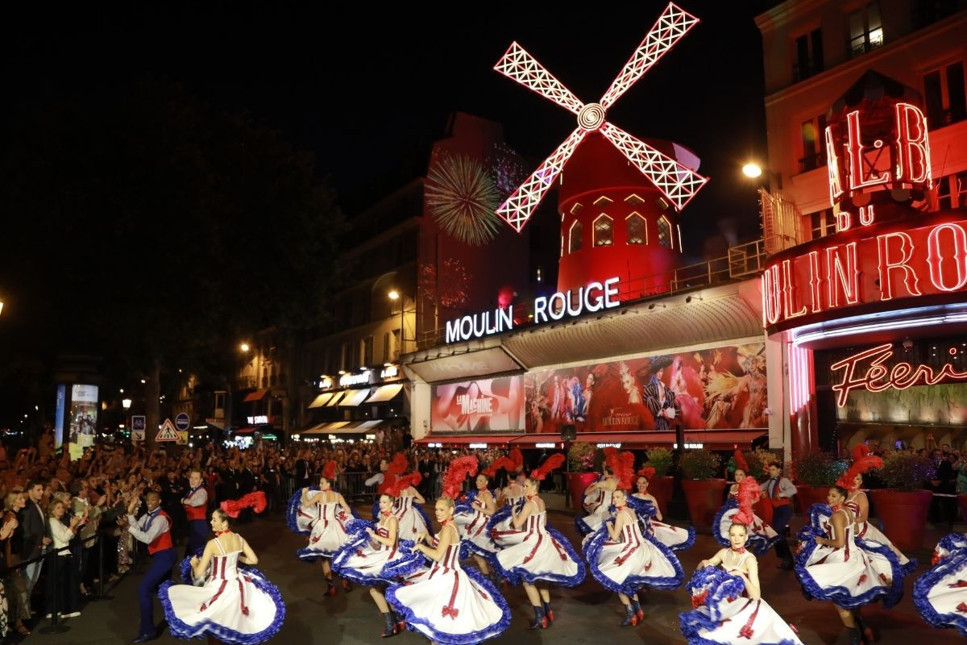 Moulin Rouge Paris'te izleyicisiyle buluştu