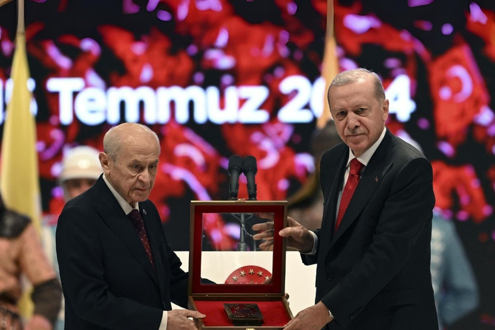 Devlet Bahçeli, Cumhurbaşkanı Erdoğan'a Kuran hediye etti