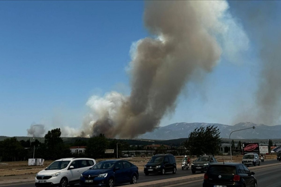 İzmir Gaziemir'de orman yangını uçak seferlerini aksattı