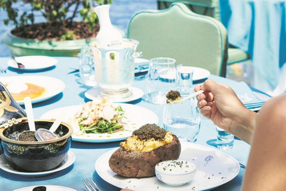 Caviar Kaspia'nın inci kaşıkla servis edilen klasiği havyarlı patatesi Maxx Royal Bodrum’da 40 bin TL