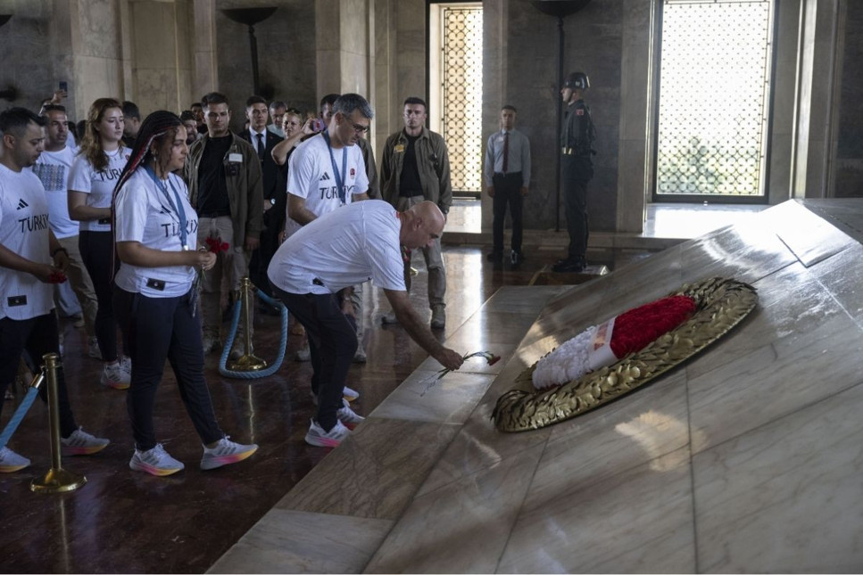 Yusuf Dikeç ile Şevval İlayda Tarhan, atıcılık takımı ile birlikte Anıtkabir’i ziyaret etti