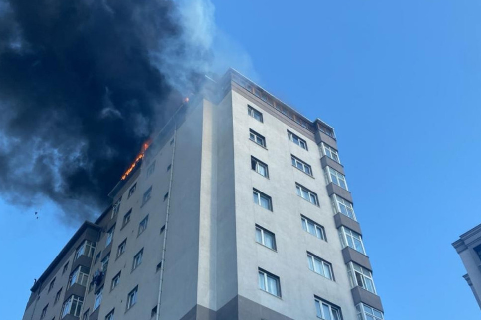 Kağıthane'de 13 katlı binanın çatısında çıkan yangın söndürüldü