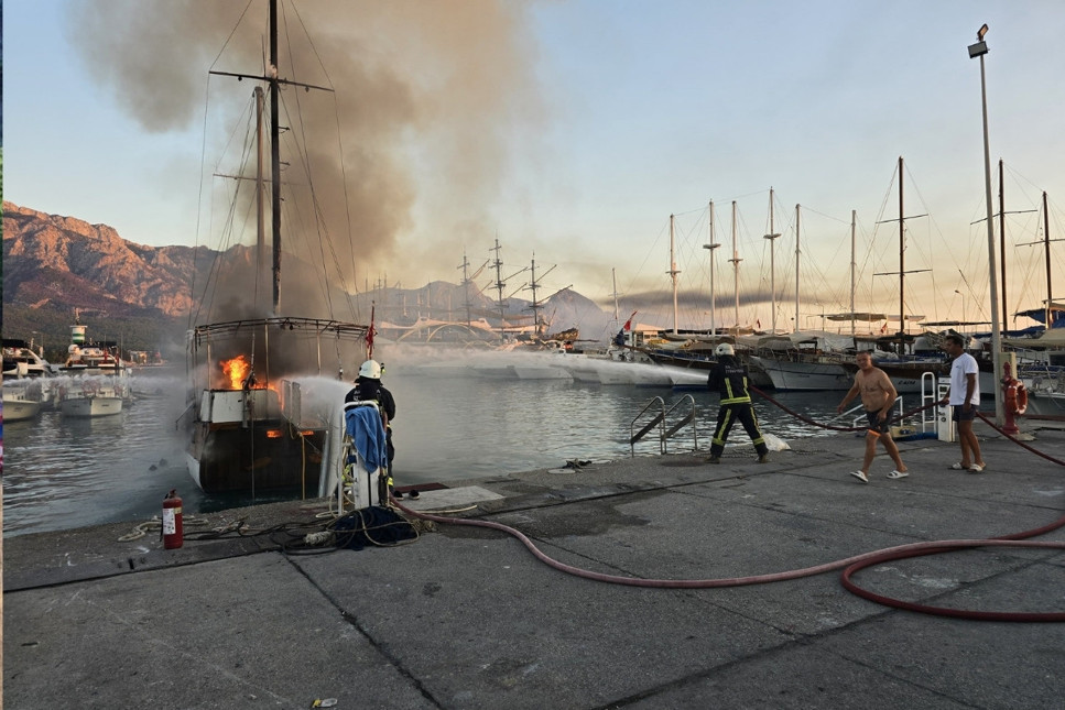 Kemer Marina'da gezi teknesi yandı