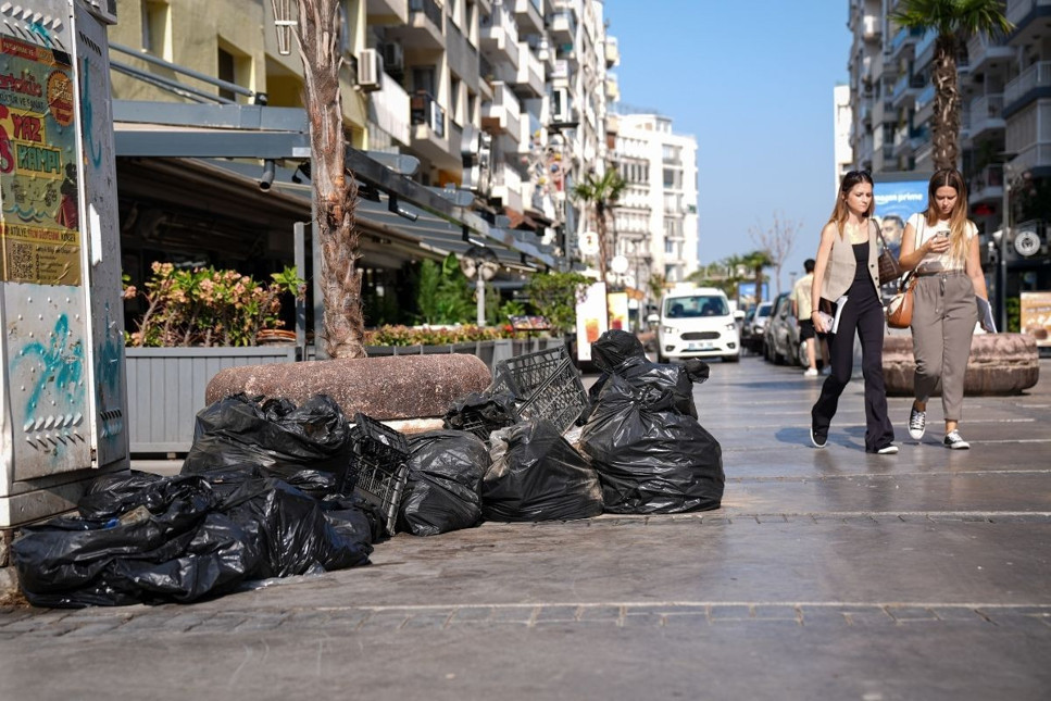 İzmir'de işçiler iş bıraktı kent merkezinde çöp yığınları oluştu