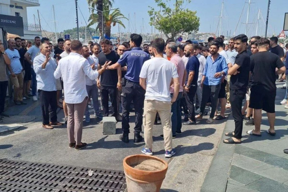 Bodrum'da esnaf 'taklit ürün' denetimlerini protesto etmek için yol kapattı