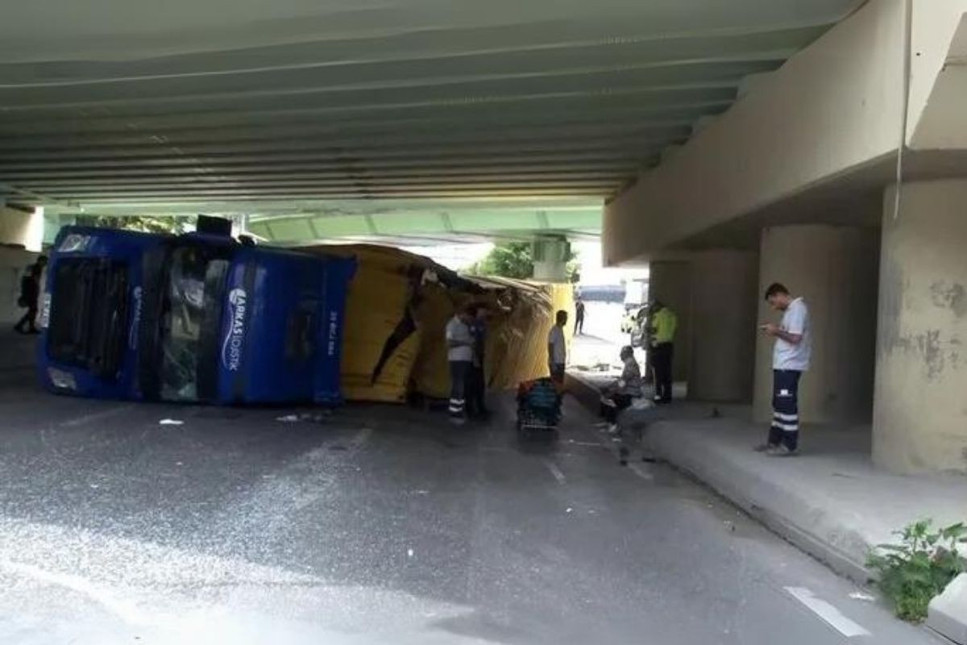 Bakırköy'de tır otobüsün üstüne devrildi: 8 yaralı