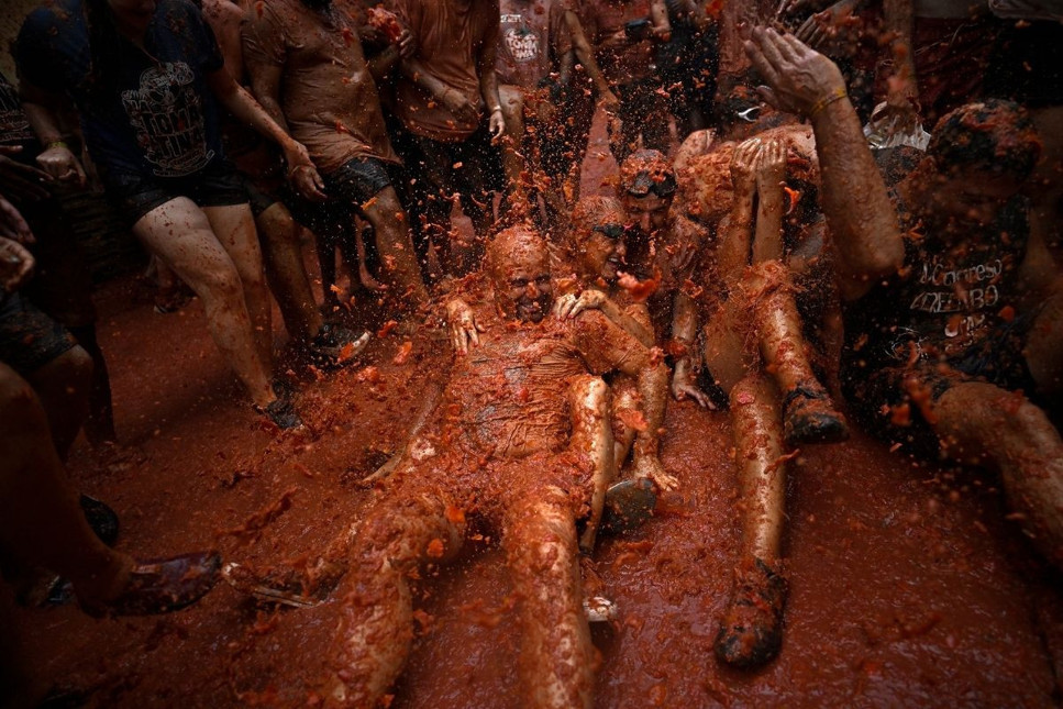 La Tomatina'da 120 ton domatesin içinde yüzdüler