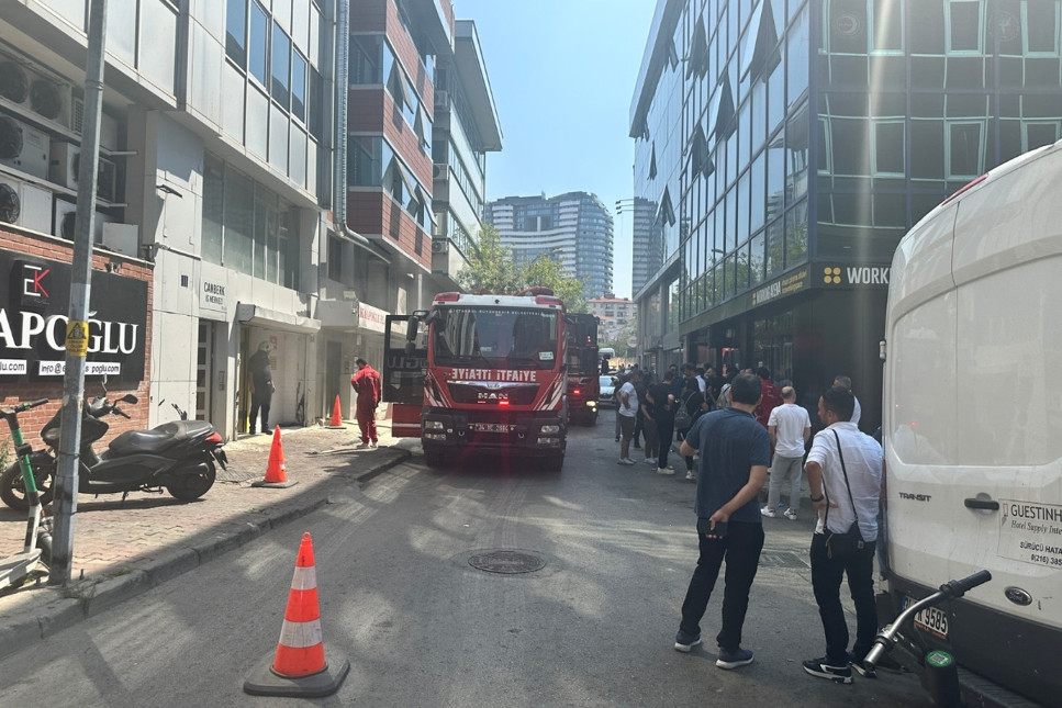 Kadıköy'ün merkezinde çıkan yangına erken müdahale faciayı önledi