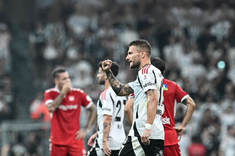 Beşiktaş Sivasspor'u 2-0 mağlup ederek Süper Lig'de 3'te 3 yaptı