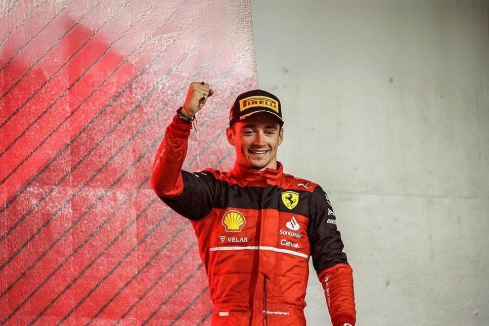 F1 pilotu da bunu yapıyorsa! Leclerc, akan trafikte başka bir araca arkadan çarptı