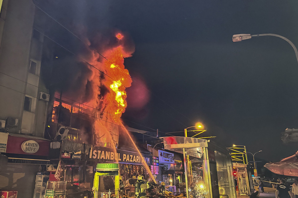 Bursa'da alışveriş merkezinde yangın:  2 otel boşaltıldı